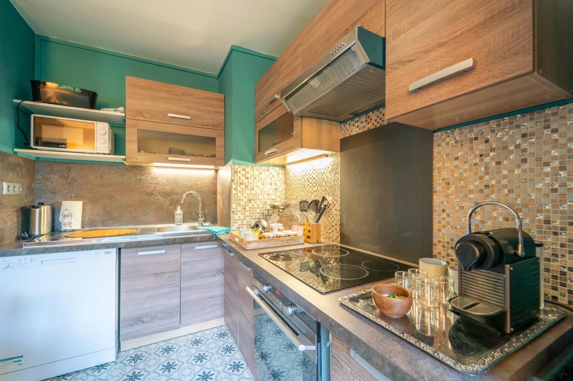 Les Volets Bleus Apartment *